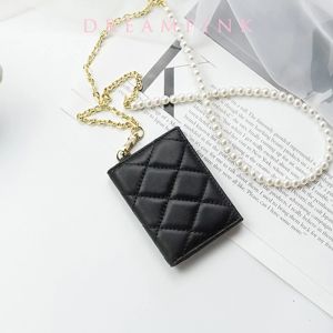 Titulares elegantes portador de cartão de identificação de acesso de acesso Luxo diamante acolchoado de couro genuíno feminino portador de distintivo Pearl Neck Strap Office Lady Card Manga