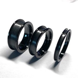 Band grossistvattentäta antiskratchade smycken 8mm 6mm 3,2 mm rundade kanter 1 kanal svart keramiska ringkärna för inlägg