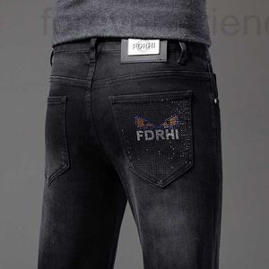 Mäns jeans designer lyx europeisk high end för ungdom, fritid, smal passform, små fötter, elastiskt bomullstryck, het diamant, höst och vinter ny stil H3M7