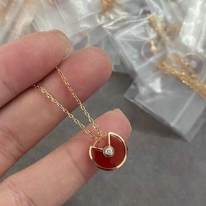 Högkvalitativ lyxhalsband Seiko White Fritillaria Talisman S925 Silverpläterad 18K Rose Colored Red Agate Pendant med krage kedja