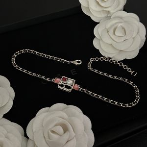 Boutique Silber plattiert Halskette Designer entworfene quadratische Anhänger Halskette für modische charmante Frauen Hochwertige Diamantkette mit Kiste