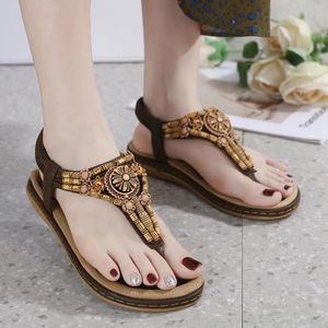 Lässige Schuhe Sommer Bohemian Style klemmen Fuß Perlen Wasser Diamantschnalle Elastizier Ferse Gummiband Flacher Boden Frauen Sandalen 2024