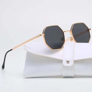 Fashion Classic Retro Octagon Metal Frame Solglasögon Vintage Small Polygon Gradient Sun Glasses Män kvinnor 240417
