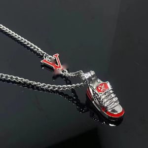 Luxusmarkenschuhschuhschuh Designer Anhänger Halskette Frauen Männer Vintage Hip Hop Edelstahl Goth Buch Moissanite Kubanische Kette Choke Red Color Diamond Halskette Juwelen