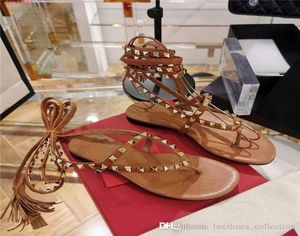 Sandálias de rebite de couro de couro clássico feminino sandálias pretas de borda marrom bandagem de sandálias planas Slippers5777527