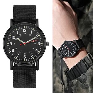 Designer Men Watches Luxury Brand Fashion Mens Quartz Watch Canvas Strap Lysande Hands Mane Clock Big Dial Waterproof Classic Justerbart armbandsur