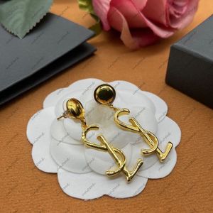 Designer Hoop Stud Earrings for Women Luxurys Designers Heart Gold Earring Fashion Letter Earring Smycken med Box 2210251Z294D