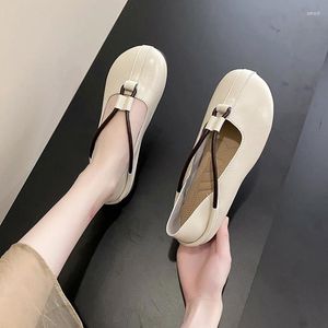 Lässige Schuhe Frauen weiches Leder mit alleiniger Sommer vielseitiger Kreuzgürtel hohl ein Fuß bequemes Loch Single Single