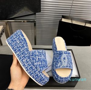 Designer Sandal Wedge Sandaler Kvinnor tofflor Flip Flops Luxury Platt Tjock Bottom Brodery Bekväm plattform Sandaler Casual Summer Shoes