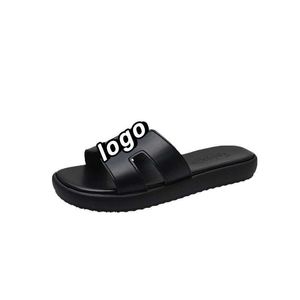 Modemärke tjocka svarta tofflor kvinnor 2024 Ny H -typ läderdesigner sandaler sommar kan bära våt strand sandal240422 1