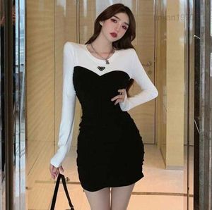 vestidos de vestido vestidos vestidos femininos Triângulo de moda de slimming temperamento simples preto emedia branca saia longa