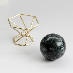 Figurine decorative da 50 mm a sfera di marmo nero con pelo della sfera di supporto in metallo per la decorazione del negozio di sala da tavolo da ufficio