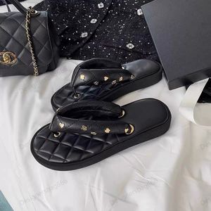 Thongs Womens Designer Sandals Flip Flop Platforms Slippers Round Toesフラットヒールスライドメタルレターハート型のカジュアルシューズレディースキルトテクスチャラバ