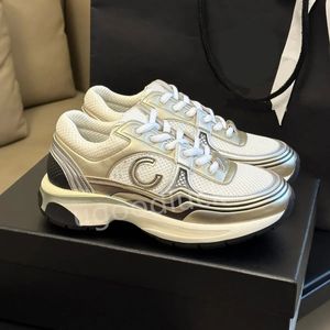 Designer skor kanal sneakers kvinnors lyxiga avslappnade skor silver horn king ny release sko paljetter klassiska vita casual skor snörning kvinnor