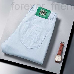 Męski projektant dżinsów 2023 Nowy wysokiej klasy koreański elastyczny druk młodzież Slim Fit Małe stopy Casual Cotton White Pants Jam5