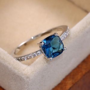 バンドHuitan Square Blue Series Stone Women Ringsシンプルなミニマリストのピンキーアクセサリーリングバンドエレガントな婚約ジュエリーリング