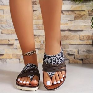 Scarpe casual leopardo stampare sandali perizoma per donne - scivoli piatti leggeri vacanze e spiaggia