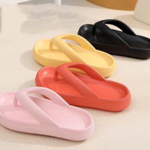 Wholesale of new anti slip and casual flip flops with flat bottoms and soft soles for bathroom couples to wear outside, feeling like stepping on feces. Summer slippers