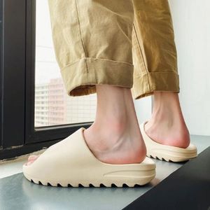 Slides de nuvem para mulheres e homens chinelos de travesseiros não deslizam seca rápida Sapatos leves leves de chuveiro grosso Sandálias de dedo do pé aberto para sapatos domésticos externos a01