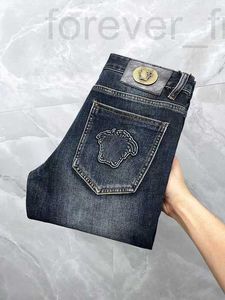 メンズジーンズデザイナーデザイナープラスメンズメデューサ刺繍ズボンの贅沢ストレートレッグパンツメンファッションビンテージカジュアルジッパーアクセスデニム高品質MMYV