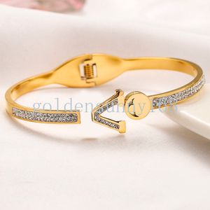 Klassiska kvinnor märkesbrev armband designer armband 18k guld rostfritt stål faux läder kristall armband gåvor armband manschett mode bröllop smycken