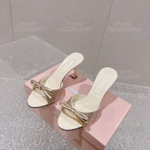 Sandálias de grife 2024 primavera/verão novo depois de shinestone de luxo de luxo de luxo de luxo de luxo de seda de seda personalizada sola de couro de diamante feminina com caixa original.