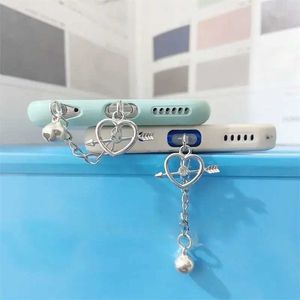 Gadget antidust cellulare Gadgets Metal Heart Dust Plug Charm Porta Anti polvere Plug di tipo C USB per iPhone Android Micro Cap Decorazioni creative Y240423