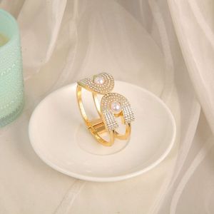 Nya japanska och koreanska öppna armband med diamantpärlstift, ihålig känsla av hög kvalitet mångsidig trendig armband, fjärils kärleksmycken