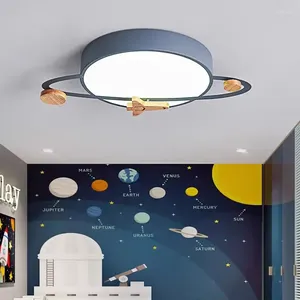 أضواء السقف غرفة نوم الإضاءة الحديثة تصميم الأطفال كوكب كوكب الضوء على السرير منزل الأطفال