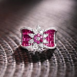 バンドFoydjew Women's Luxury Design Queen Ringsヨーロッパアメリカンファッションマイクロインレイドフルジルコンシミュレーションルビーリング