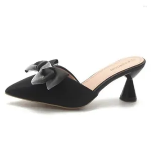 Scarpe vestiti donne da 6 cm con fiocco di velluto con tacco alto punta di punta di punta a due pezzi Strange Pearl Stiletto Party Pumps