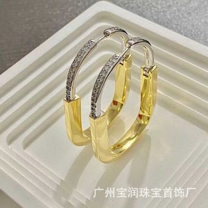 Designer Trend TIFFAYSS Nya låsörhängen och Yang Chaoyues Samma premium 18K Rose Gold Diamond Buckle med Light Luxury Head
