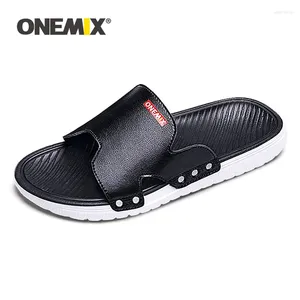 Повседневная обувь Onemix Летние сандалии для мужчин пляж Комфортный легкий проскальзывание на открытом воздухе для прогулок по борьбе со шлепанцами мужская шлепанцы