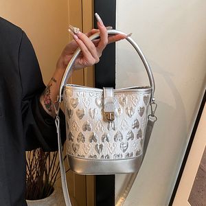 Net Celebrity Love Design Sense Bucket Bag Woman 2024 Ny högutseende pendlare Straddle axelväska