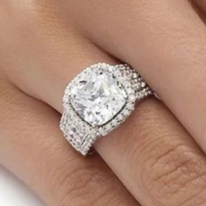 Band Huitan Elegant Cushion Cut Cubic Zirconia Rings for Women Classic Wedding Accessories Silver Färg Luxury Kvinna Engagera smycken