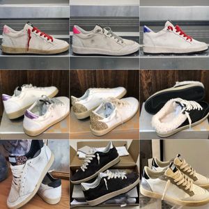 Designer skor luxe mens kvinnor korg avslappnad sko klassisk läder vit gör gamla smutsiga kvinnliga modestjärna sneakers högkvalitativ tennis