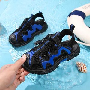 Ragazzi Slipper Girls Sport Sandals Acqua chiusa Sandali per ragazzi Outdoor Sangue Scarpe per studenti Anti-Slip Toddler/Little Kid/Big Kid Shoes Y240423