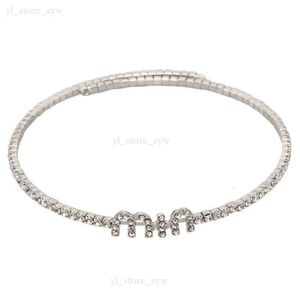 Mui mui Halskette Designer Frauen Mui Perlenkette Armband Licht Luxus Mode vielseitige Hochleistungs-Schmetterlingsschnalle Hanging Perlenschmuck 2024