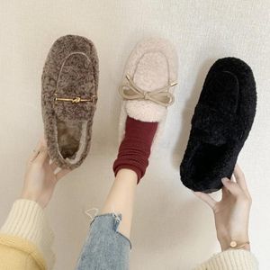 Sıradan ayakkabılar tüylü kadınlar kış botları 2024 tek pedal sürüleri düz kadın pamukları sıcak yatak odası terliklerini tutmak için