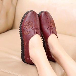 Sapatos casuais mamãe para mulheres solteiras de sola feminina de couro genuíno em apartamentos femininos femininos Mocassins Driving Shoe
