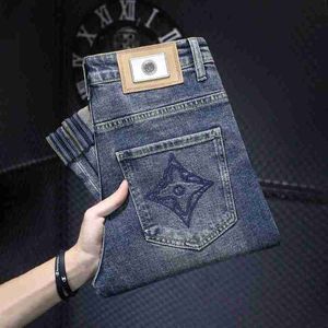Erkekler Kot Tasarımcı Işık Lüks İşlemeli Mavi Bahar 2024 Yeni İnce Fit Küçük Ayaklar Moda Trendi Elastik Pantolon JHZP