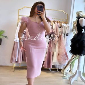 Abiti da sera corti rosa con piuma sexy elegante matita ginocchia di ballo abito da ballo per festività per feste di compleanno 2024 Women di perline Robe De Mariee Chic