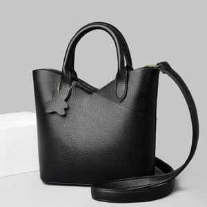 Mulher na moda e uma bolsa de crossbody de ombro único da moda para a bolsa de temperamento do estilo da mãe de meia idade