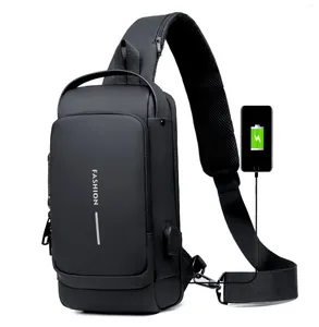 Bolsas de armazenamento Multifuncional Patente de couro Bolsa de peito masculino Crossbody Anti-roubo Anti-roubo ombro USB Charging Sport Sling Pack