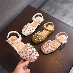 Slipper Sandalias 2023 Summer Sandals New Sandals Girls Princess Riveted anti slip Roman Shoes Children to Toy Sole Square Toe Sandals Y240423