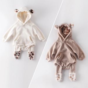 Einszene kleine Mädchen Kleidung Herbst und Winter gefüllte Ohren Baby Neugeborene Kleidung Kapuze und Körper Harpykriechanzug mit Samt und Dicke