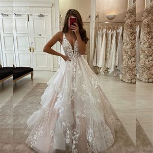 Vestido luxuoso de noiva de renda de flor Princesa Sexy Deep V pescoço nas saias em camadas para o vestido de noiva da praia de moda de noiva, vestido de noiva