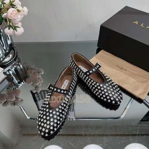 Designer Luxury Ballet Shoes Flat Bottom Dress Women Round Head Water Diamond Boat Shoes Luxury Leather Rivet Buckle Mary Slim Shoes Bekväm balett