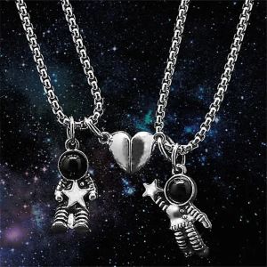 Halsband 2st minimalistiska älskare Matchande vänskap Spaceman Astronaut Pendant Magnetic Distance Par Halsband smycken Jubileumsgåva