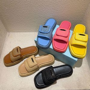 Virka Flatform Slides tofflor Kvinnor Designer Sandaler Summer Beach Slides toffel Färgglada handvävda avslappnade skor Flat komfort Lyxiga skor Peep Toe Mule 35-40